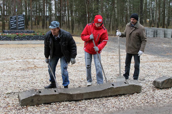 Подготовка мемориального комплекса к "зимовке"